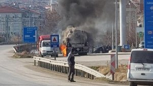 Tankerin alev alan lastikleri benzinlikte patladı