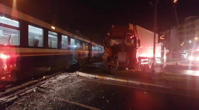 Trene çarpan TIR'ın şoförü yaralandı