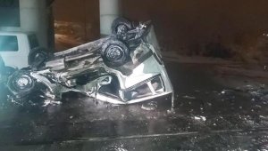 Trenin çarptığı minibüsten son anda atladılar