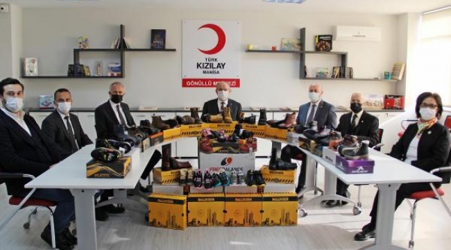 Türk Kızılayı'ndan Manisa'da 1500 öğrenciye bot yardımı