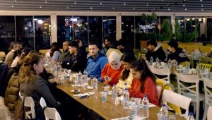 Üniversite öğrencilerine ücretsiz akşam yemeği