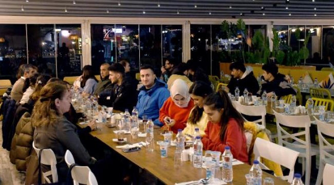 Üniversite öğrencilerine ücretsiz akşam yemeği
