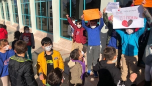 Üniversitenin ilkokulunda "öğretmenimizi isteriz" eylemi