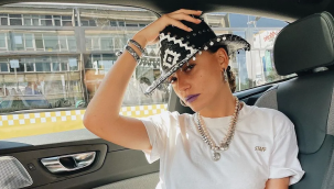 Ünlü oyuncuevinin önünde taciz edildi