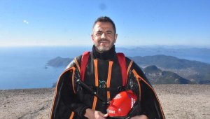 'Yarasa adam' evine ve ofisine uçarak gidiyor