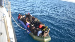 Yunanistan'ın geri ittiği 50 kaçak göçmen kurtarıldı