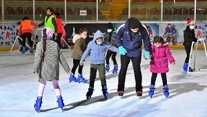 150 öğrenci buz pateniyle tanıştı