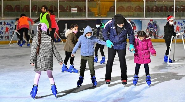 150 öğrenci buz pateniyle tanıştı