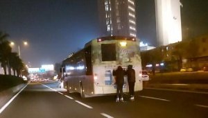 90 km hızdaki otobüse böyle tutundular