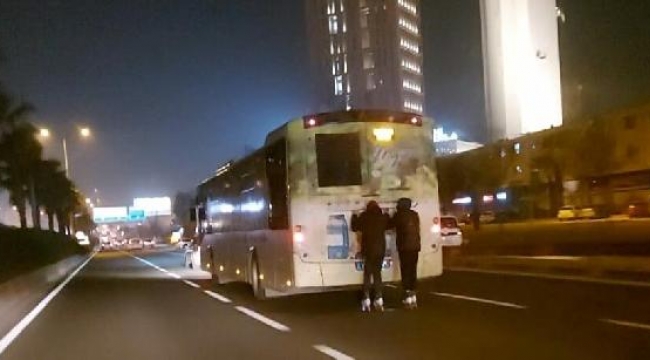 90 km hızdaki otobüse böyle tutundular