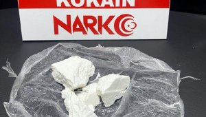 Alüminyum folyoya sardığı kokainle yakalandı