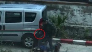 Avukatı yere yatırıp başına silah dayadı, tahliye edildi