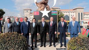 Azerbaycan Büyükelçisi'nden Hocalı Soykırımı Anıtı'na kırmızı karanfil