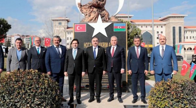Azerbaycan Büyükelçisi'nden Hocalı Soykırımı Anıtı'na kırmızı karanfil