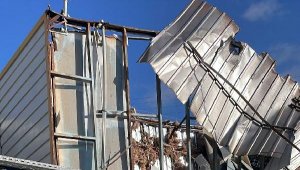 Bodrum'da çıkan hortumda elektrik telleri koptu