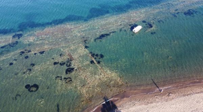 Dikili'de yüzerken antik liman buldu