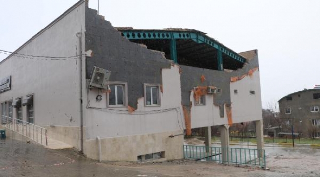 Düğün salonunun duvarı rüzgar nedeniyle yıkıldı