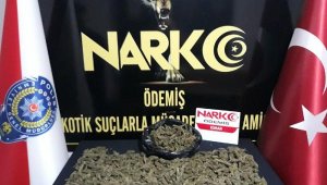 'Dur' ihtarına uymayan otodan 1 kilo esrar çıktı