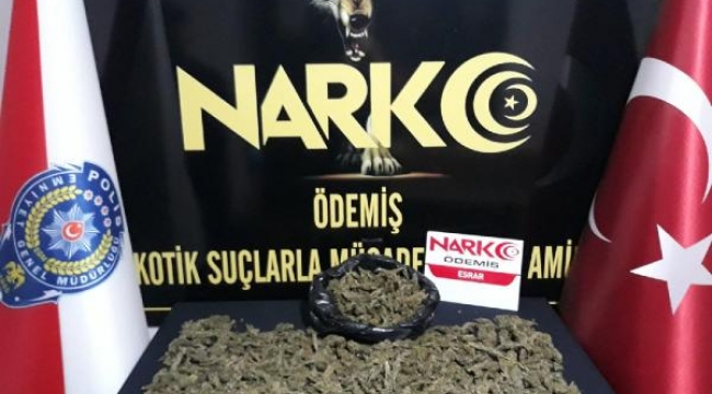 'Dur' ihtarına uymayan otodan 1 kilo esrar çıktı