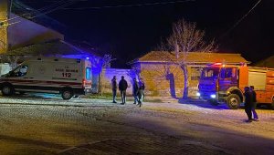 Evde çıkan yangında mahsur kalan felçli kadın kurtarıldı