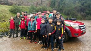 Futbol turnuvasının ardından yanan ormanlık alanı ağaçlandırdılar