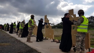 Güney Kıbrıs'ta papazlara ağır silah eğitimi verildi