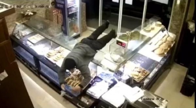 Hırsızın kasadan para çalma anı kamerada