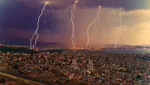 İzmir'de 5 bin kez şimşek çaktı! Gece aydınlandı