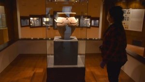 İzmir'de sergileniyor! İnsan yüzlü levha 5 bin, çömlek 4 bin yaşında