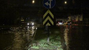 İzmir'i sel aldı! Caddeler göl oldu