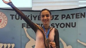 İzmirli Nehir'den buz pateninde gümüş madalya