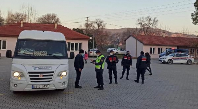 Jandarmadan okul çevresinde ve servis araçlarında denetim