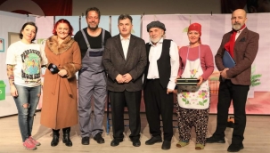 Kınık'ta belediyeden vatandaşa ücretsiz tiyatro oyunu