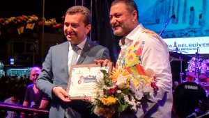 Klarnetçi Hüsnü Şenlendirici'nin adı parka verildi