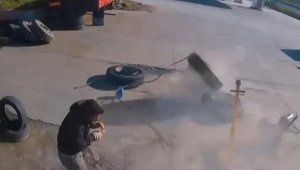 Kompresörle hava basılan kamyon lastiği patladı