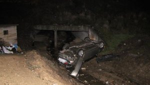 Kontrolden çıkan otomobil dere yatağına uçtu; 3 yaralı