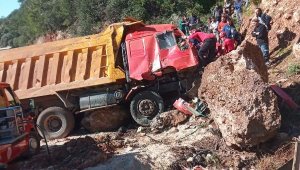 Kontrolü kaybeden şoför kayalıklara çarptı