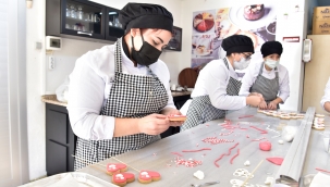 Kursiyerlerden aşk dolu pasta