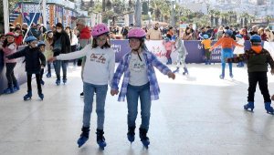 Kuşadası'nda buz pateni pistine yoğun ilgi