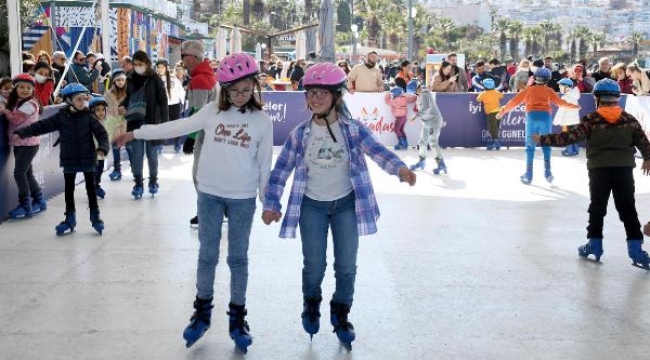 Kuşadası'nda buz pateni pistine yoğun ilgi