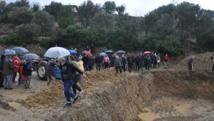 Mahallelere su sağlayacak sondaj kuyusunu toprakla doldurdular