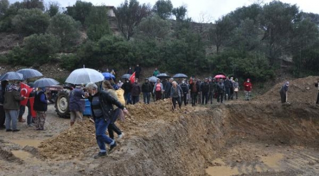 Mahallelere su sağlayacak sondaj kuyusunu toprakla doldurdular