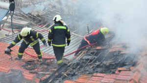 Manisa'da yanan ev küle döndü