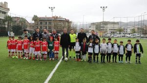 Marmaris'te miniklerin futbol keyfi