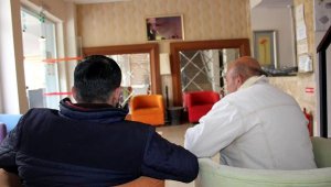 Marmaris'te sokakta kalan evsiz 17 kişi otele yerleştirildi