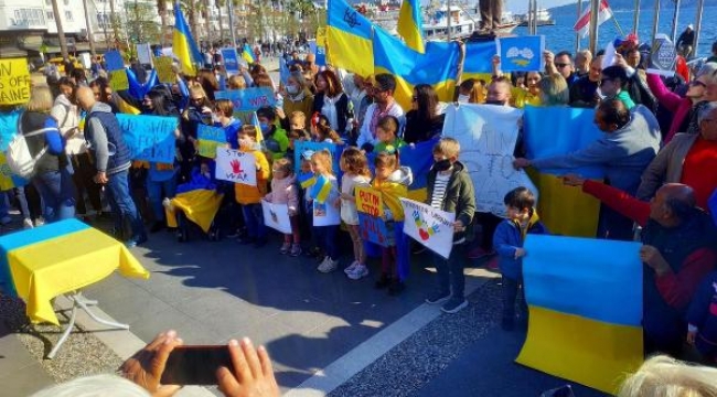 Marmaris'te yaşayan Ukraynalılar Rusya'nın saldırısını protesto etti