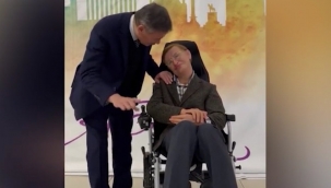 Melih Gökçek, Hawking'in mum heykeliyle konuştu
