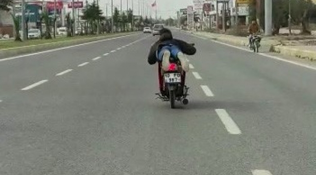 Motosiklet sürücüsünün tehlikeli sürüşü kameraya yansıdı