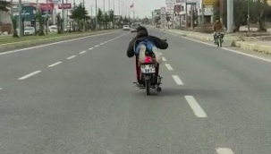 Motosiklet sürücüsünün tehlikeli sürüşü kameraya yansıdı