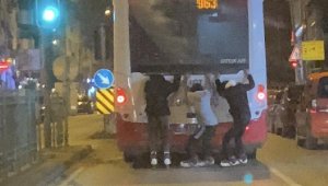 Otobüse tutunarak patenle kayan çocukların tehlikeli yolculuğu böyle görüntülendi